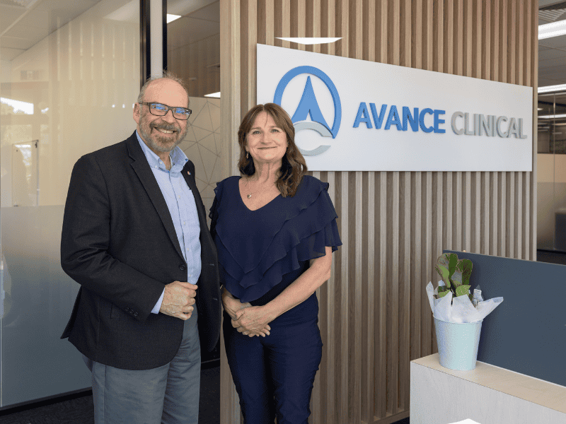 Yvonne Lungershausen, CEO von Avance Clinical, mit Pedro Garbes, Vice President, Global Medical Lead von Uvax Bio, am Hauptsitz von Avance in Adelaide, Australien, im Jahr 2024.