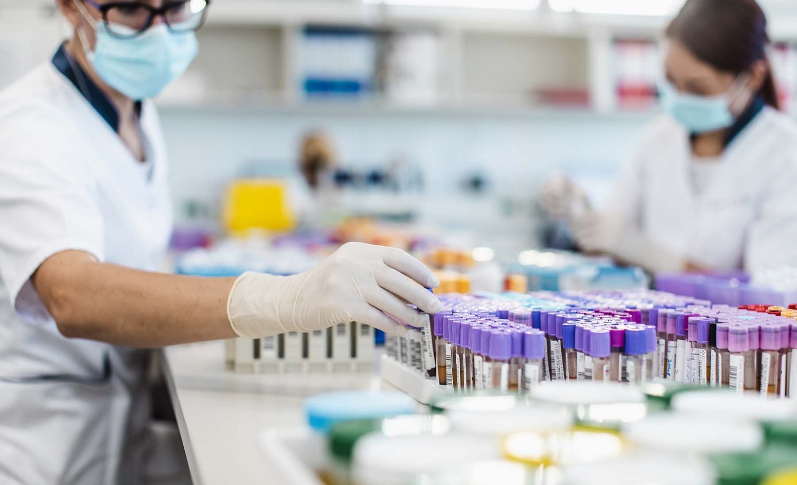 Scientists-working-in-the-laboratory-aspect-ratio-1600-975